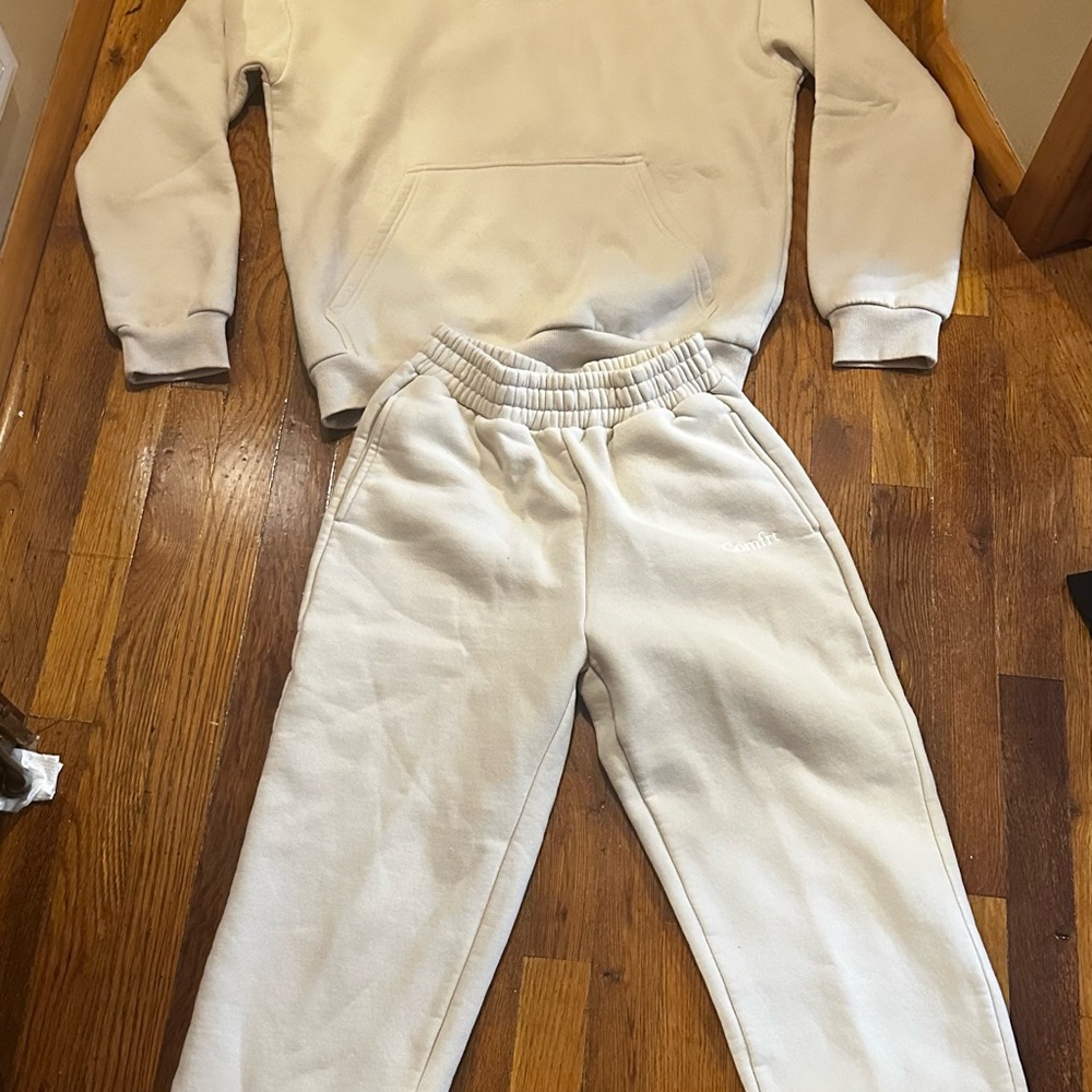 Comfrt ivory sweatsuit size medium